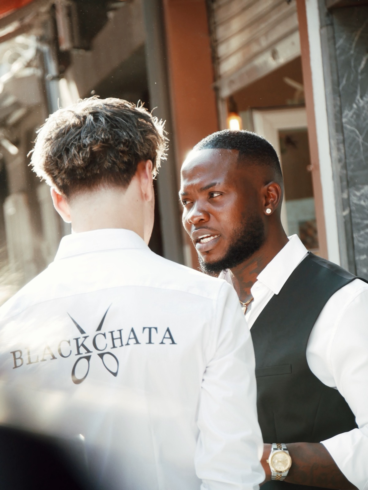 Coiffeur en chemise blanche Blackchata avec un client