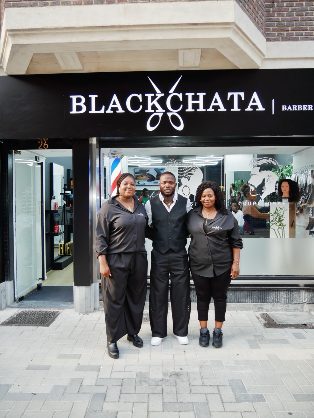 L'équipe Blackchata Namur devant le salon
