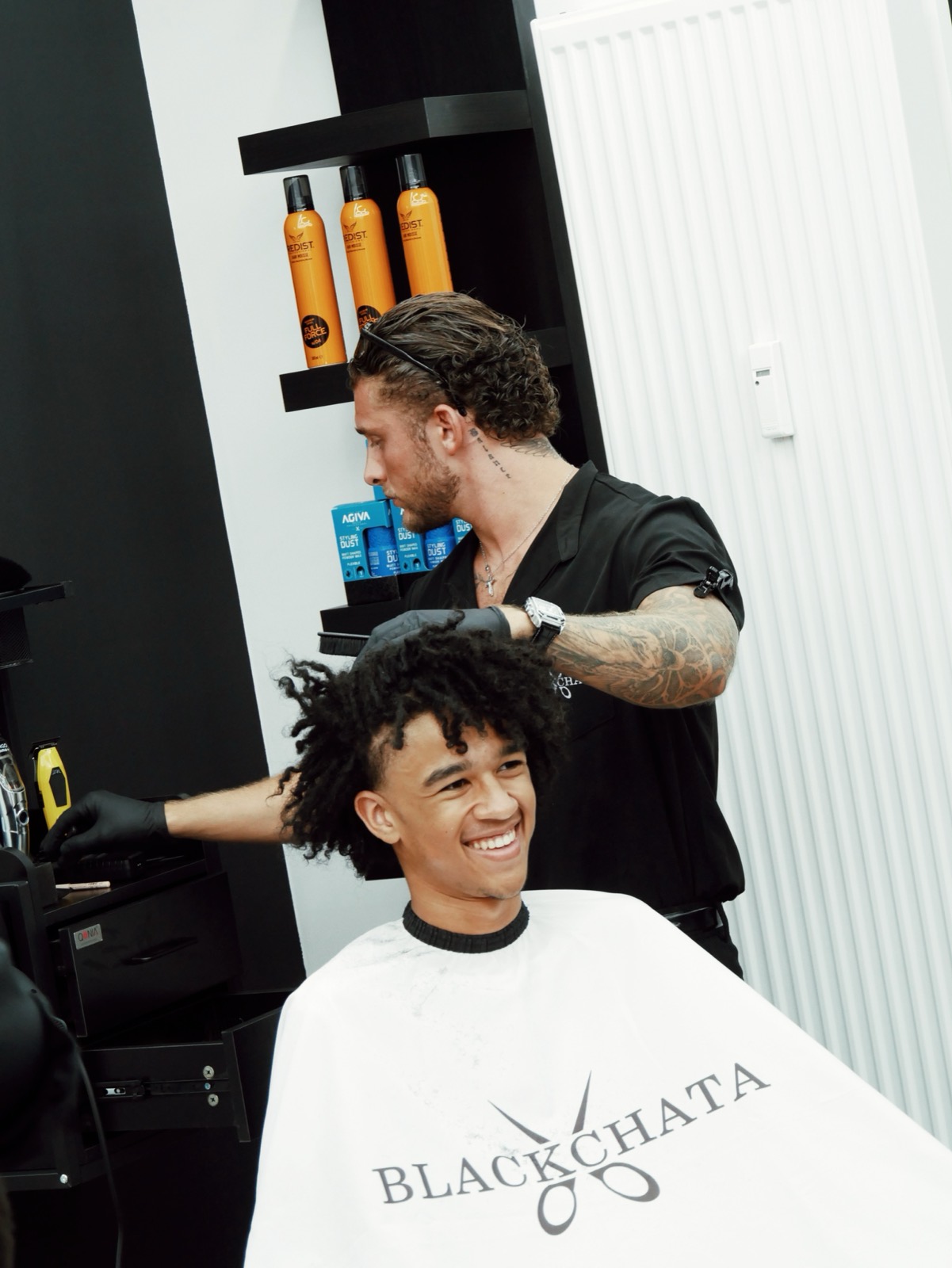 Client souriant pendant sa coupe