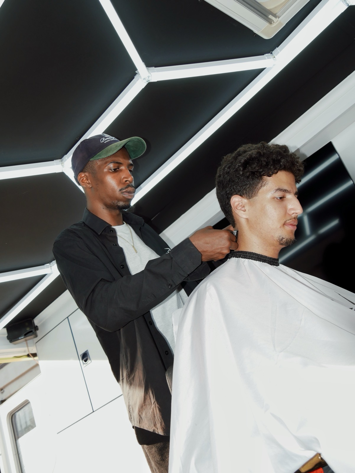 Coupe en cours au salon